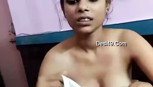 Sıcak bak Hintli kız seksten sonra sutyen giyiyor