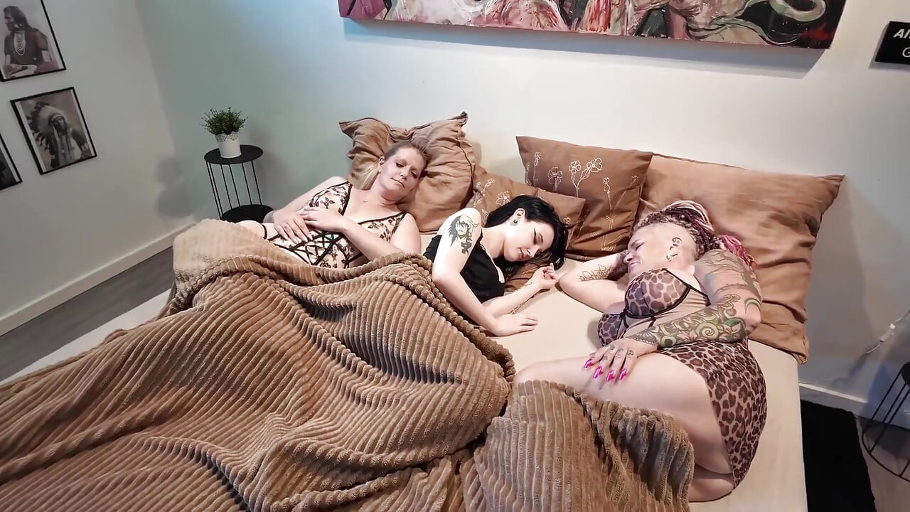 Lezbiyen orta yaşlı seksi kadınlar yatakta minyon gotik kızı baştan çıkarıyor