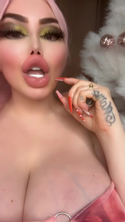 Miss Bimbo kocaman göğüsleriyle dildo yalıyor