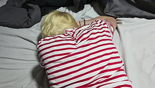 Sevimli sarışın domalarak sikiliyor