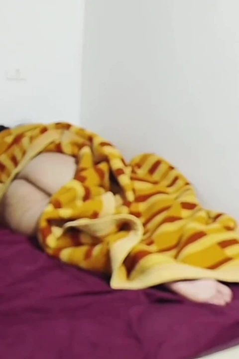 Üvey kızım poposunu dışarı çıkardı, ben penisini uzattım