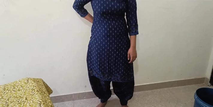 Sevimli Hintli desi köylü üvey kız kardeş ilk kez kötü odada üvey erkek kardeşiyle sert acı verici sikişiyor net Hintçe ses