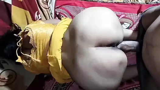 Tam zamanlı xxx yatak odasında erkek arkadaşıyla sert sikişiyor