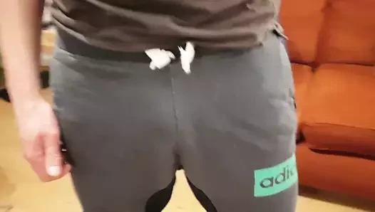 Adam onun güzel sarkık sünnetli willy okşuyor