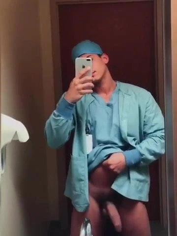 Молодой селфи показывает молодому студенту-медику