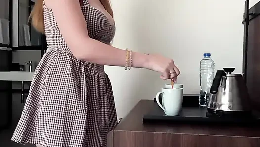 Gecikmeli bir uçuş sonrası üvey oğul ve üvey anne otel odasında