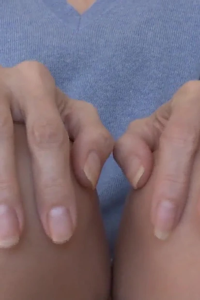 Леди Victoria Valente - ручной фетиш, короткие ногти на пальцах, средний палец, крупным планом, инструкция по