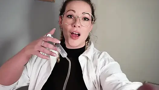 Giantess: bilim adamı profesörünü küçültüyor