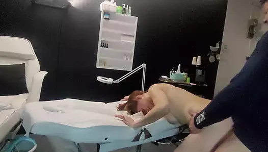 Masöre geldim, masajdan sonra amcığımda olmasını istedim, yüksek sesle geldim