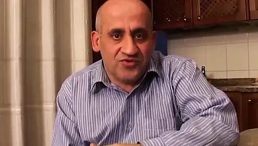 Azgın orta yaşlı seksi kadın mutfakta parmaklanıyor ve sikiliyor