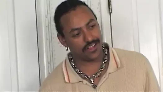 İç çamaşırlarıyla çok seksi ve büyük bir siyah yarağı var