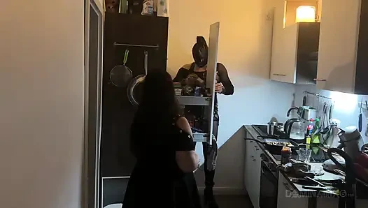 Baskın orta yaşlı seksi kadın mutfakta lateks sub'un götünü genişletiyor