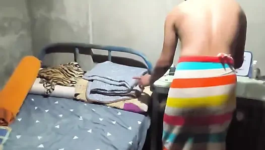 Filipinli genç gravür ustası duşta kendini mastürbasyon yapıyor ve orgazm oluyor