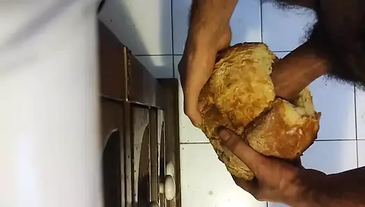 Bir somun ekmeği sert sikiyor