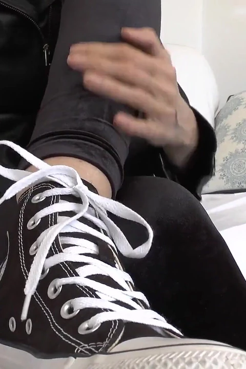 Пылесос в кроссовках, а затем сперма на них! Видео от первого лица, инструкция по, леди Виктория Валенте