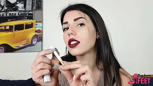Muhteşem İtalyan kızdan yüz fetişi ve puro içiyor