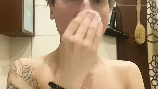 Kız grup seksten geldi ve ağzını ve yüzünü yıkadı