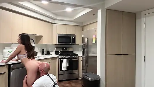 Nicole Doshi tesisatçı Christian Clay'e teşekkür ediyor