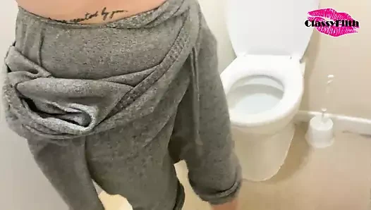 Classy'nin ıslak kedi yakın işemek
