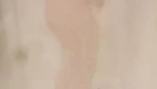 Otel duşunda gösteriş yapmayı seven playboy vücutlu bir kız