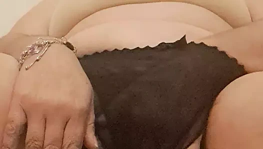 Ateşli evli kadının endişeli mastürbasyonu