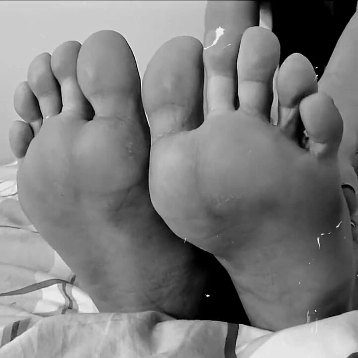 Sevimli genç kız Oley seksi ayakları ve amcığını azdırıyor