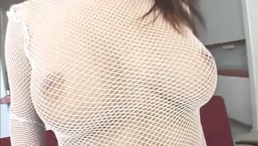 Büyük memeli sürtük sıkı göt deliğine sıcak bir döl alıyor