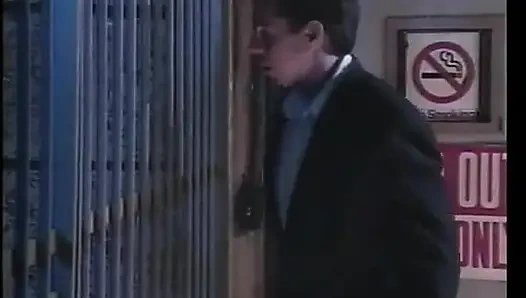 Hapishanede kıvırcık saçlı bebek o kadar azgın ki her şeyi vermeye hazır