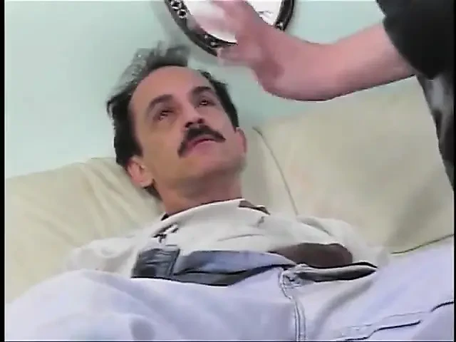 Yaşlı adam genç kızı sikiyor sonra sulu pembe amcığını yalıyor ve sikiyor