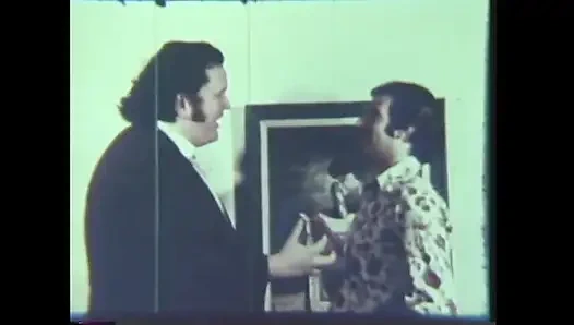 Yüzme havuzunun yanında açık havada ateşli klasik seks!