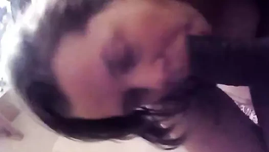 Sürtük büyük zenci yarağını emiyor