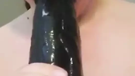 Sürtük emme ve oynama ile büyük siyah yapay penis için baba