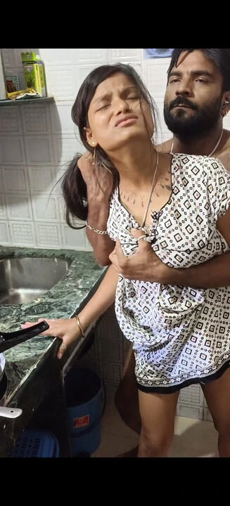 indian desi village bhabhi ko dewar ne kitchen me choda
