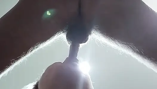 Сосу хуй и получаю полный рот моей спермы