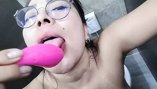 Bir süpermarketin banyosunda kendime dokunuyorum ve tuvalet hanımı geliyor ve bu beni daha da ateşli yapıyor