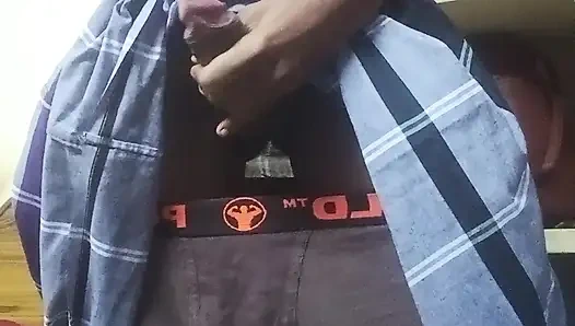 Desi lungi genç oğlan evde döllemeli boşalma!