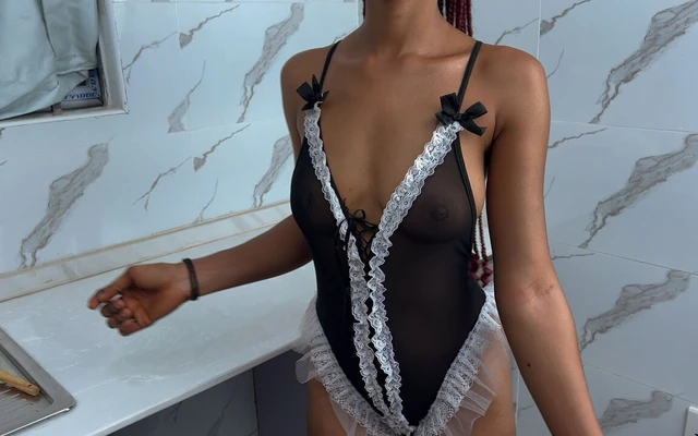 Шлюховатая горничная трахает пасынка своего босса (за кулисами)