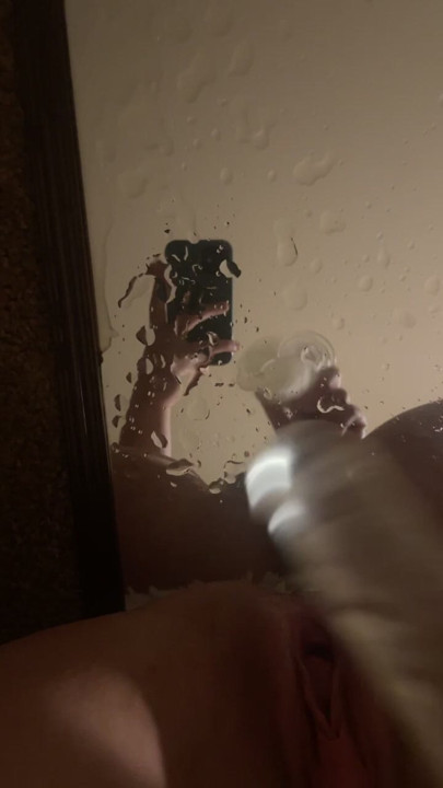 Büyük dildo beni aynamın her yerine fışkırtıyor