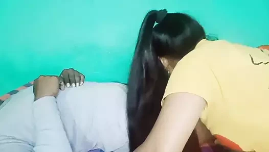 Sote huye bhai se behan ne jaga kar chudwaya