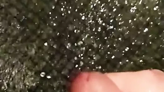 In der Schwimmbaddusche gewichst