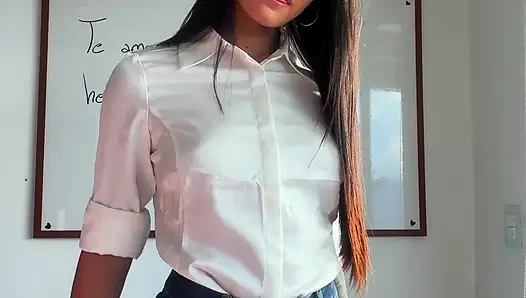 Seksi Sekreter Patronunu Mutlu Etmeye Çalışıyor