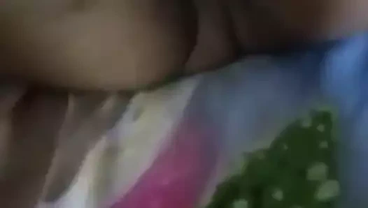 Desi telefonla meşgul