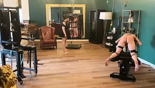 Dominatrix zindanında sidik sırılsıklam bağlı köleler