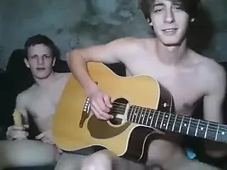 Три натуральных друга мастурбируют и отсасывают перед камерой