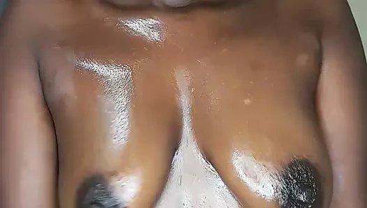 Bubbling_booty azgın ve etrafında sik yokken yaptığı şey olan büyük bir şişman çük için azgın