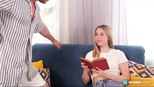 Güzel sarışın genç kız Alice'in ince ve sağlam bir vücudu var