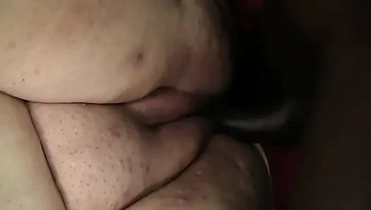 Şişman bir fahişe yumuşak amına büyük siyah bir yarak alıyor