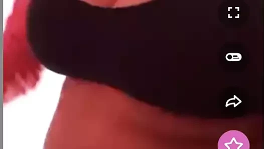 Alia lia canlı tangoda büyük göğüsler ve kıçını gösteriyor