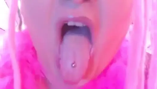 Dilime boşalmaya çalış, zamanlamaya çalış ve boşalmanla dilime vur - video