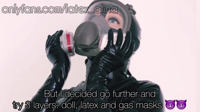 Gaz maskeli lastik bebek ağır nefes alıyor
